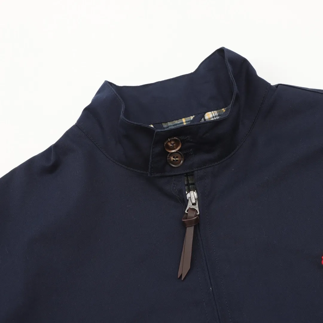 🅿️620 Ralph Lauren R23 White Lily Contract Men's Old Money Style Veteran Cadre Stand Collar Workwear Harrington Jacket Item No. RL12020 The fabric has a double-layer shin feel and is full of weight! It's not as heavy as a regular jacket, and the ordinary cotton material feels really different. This one is super comfortable, soft and stylish, and has a green plaid interior that has a retro movie fashion feel to it! The fit is loose but not baggy. The size is just right and not too picky. The dropped shoulder design modifies the shoulder shape without making it look bulky. This silhouette is a style that will never go out of style after being worn for a long time. The upper body is also very durable and recognizable. The loose and reasonable fit can be worn by both men and women, making it easy to create a clean and refreshing youthful look. The embroidery on the chest is all German Oman embroidery fiber with original data. The embroidery process is very particular. It uses Japanese Tajima machines to ensure exquisite three-dimensional embroidery. That is what I said is different from the ones on the market. Regarding the workmanship, the version is a loose version and can be used by boys and girls!! Color: Black Khaki Navy Size: M-XXL